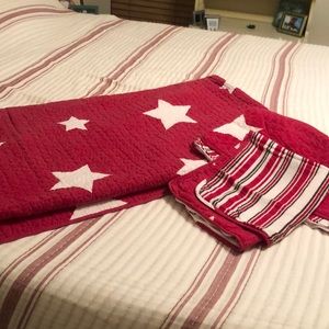 Queen sized reversible quilt & sham set